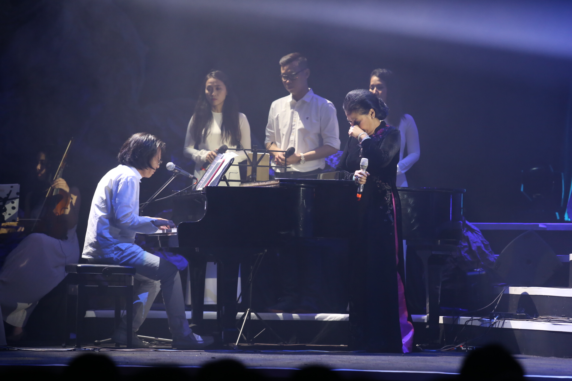 Khánh Ly bật khóc trong Live concert in Sài Gòn 