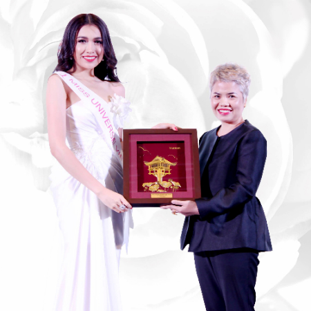 Á hậu Lệ Hằng mang tranh bằng vàng nguyên chất đến Miss Universe 