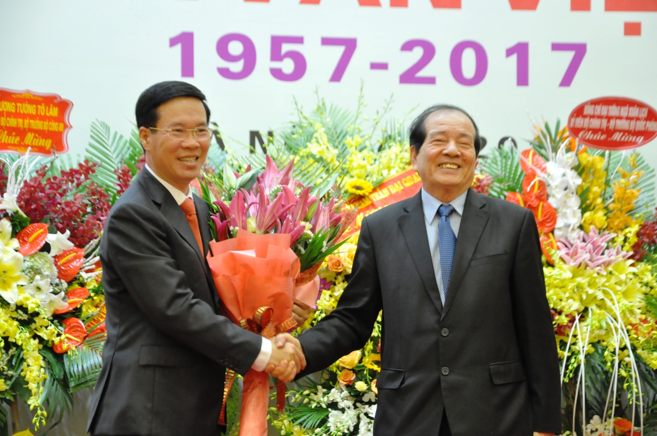 Văn học nghệ thuật phải vì xã hội, vì con người