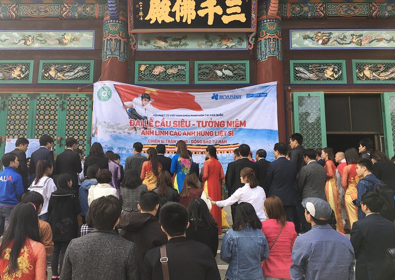 Lễ cầu siêu và đấu giá tranh cát xúc động tại Hàn Quốc