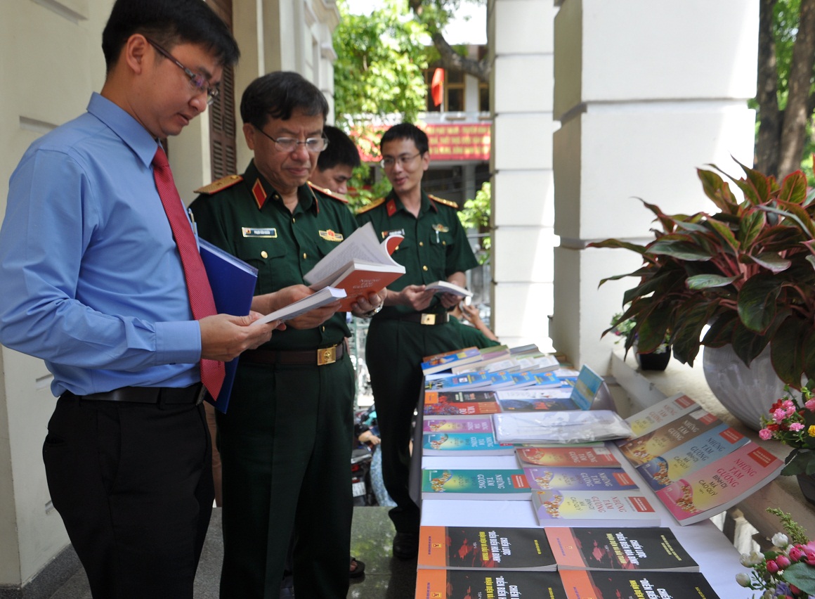 15 tác phẩm đoạt giải “Những tấm gương bình dị mà cao quý”