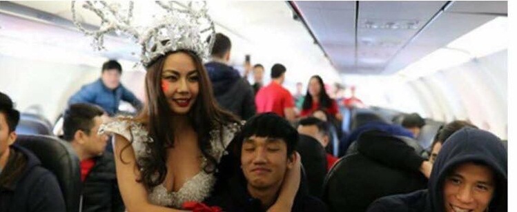 Xử lý vụ việc ăn mặc phản cảm trên chuyến bay đưa đội U23 về nước