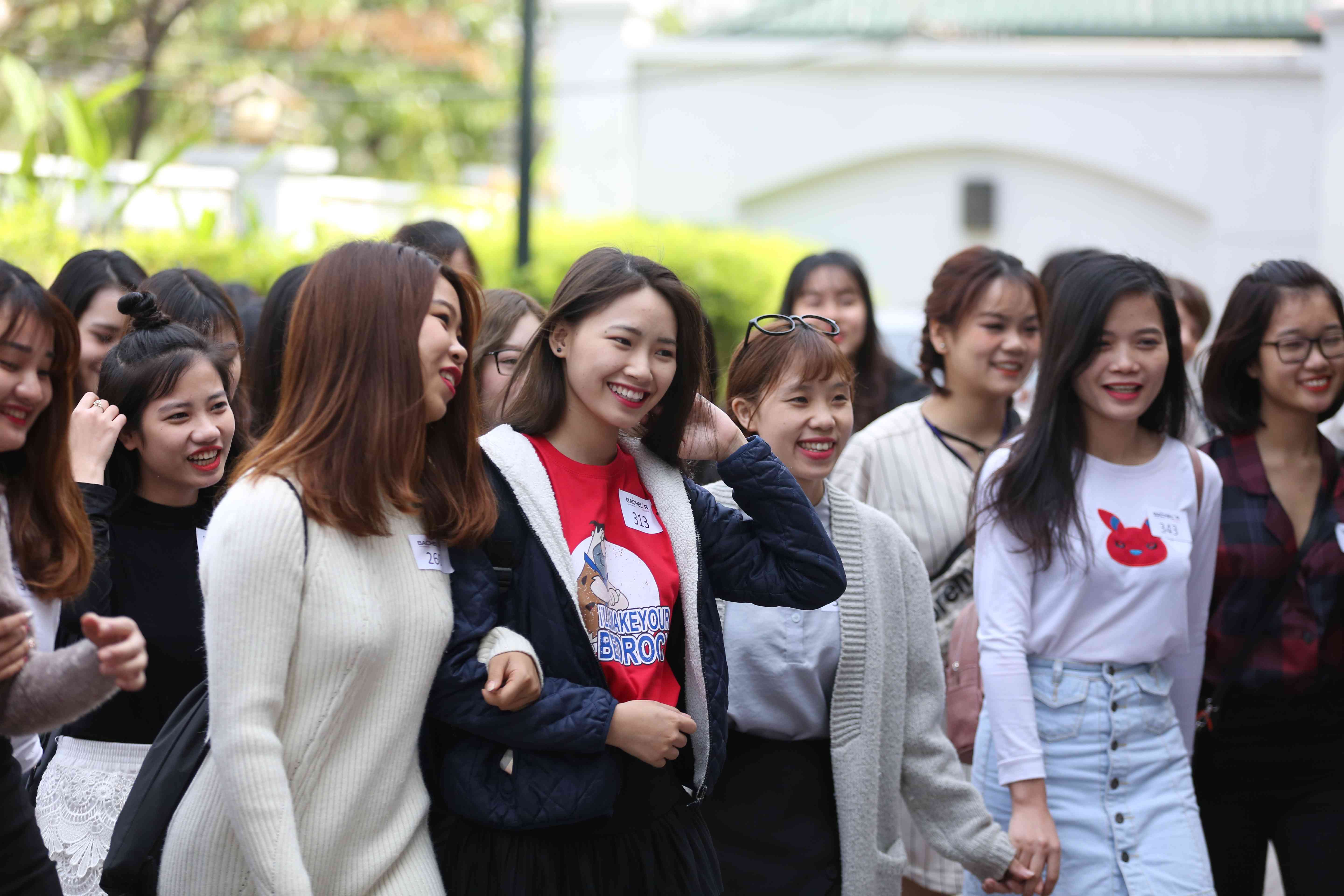 25 cô gái hẹn hò công khai với 1 chàng trai