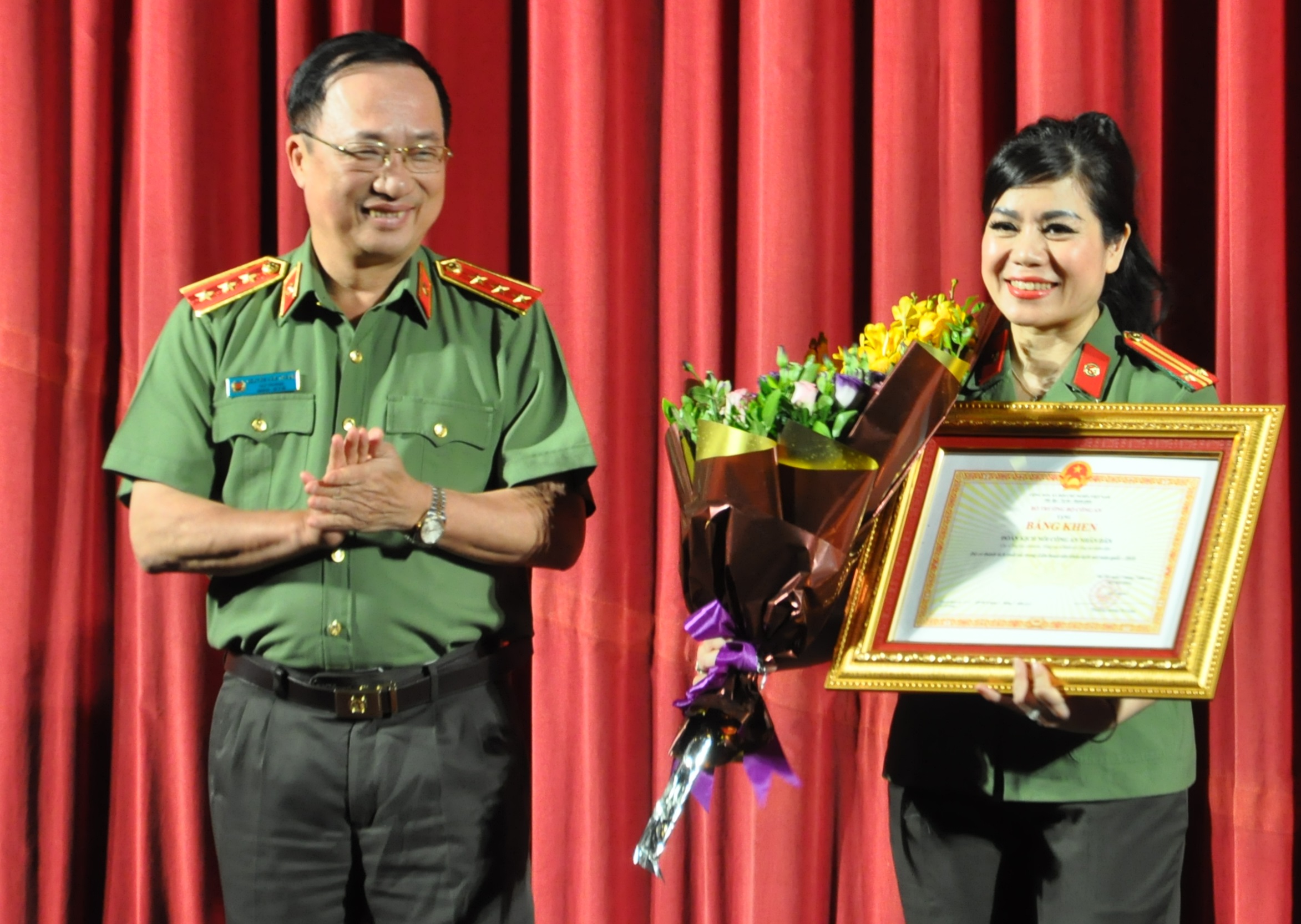 Trao tặng nhiều bằng khen cho tập thể, cá nhân Đoàn Kịch nói CAND 