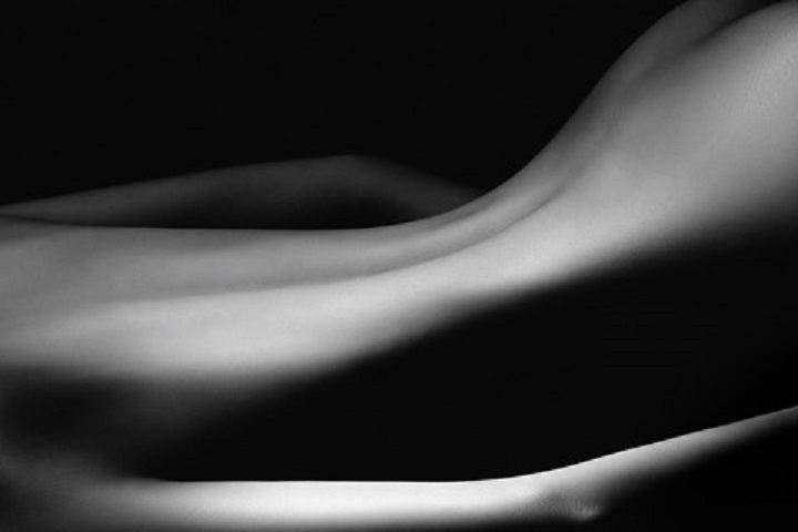 Bỏ dán nhãn 18+ đối với triển lãm ảnh nude nghệ thuật ở Hà Nội