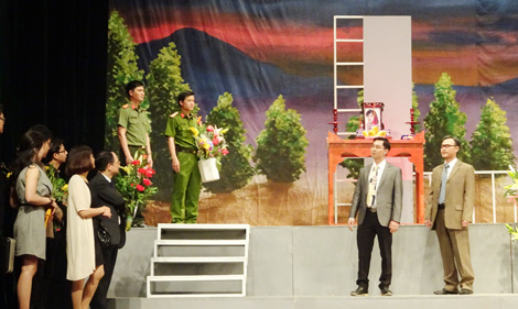 Đoàn kịch CAND đưa "Bão của hoàng hôn" dự Liên hoan sân khấu Thủ đô