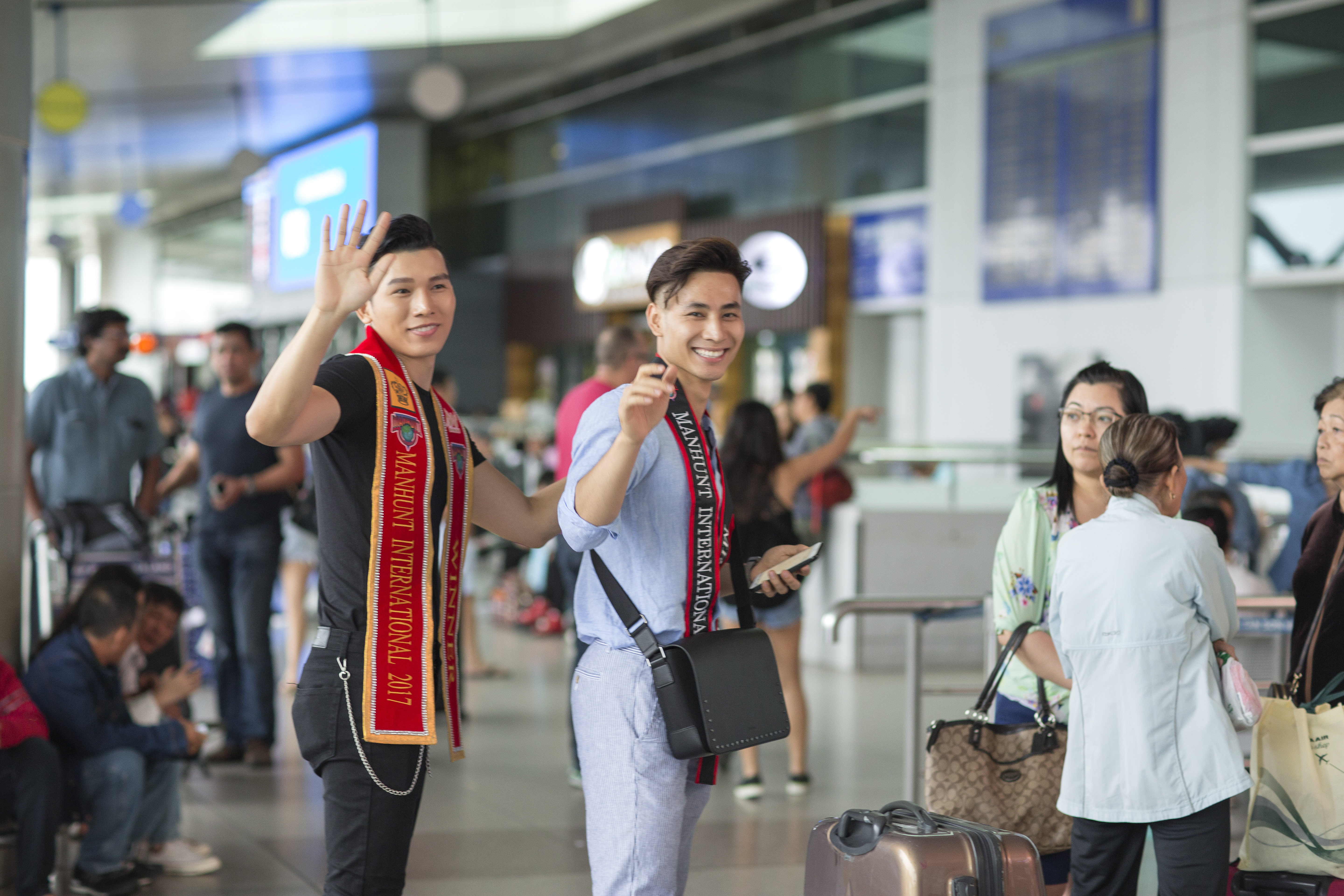 Nam vương Ngọc Tình tháp tùng Mai Tuấn Anh sang Australia thi Manhunt