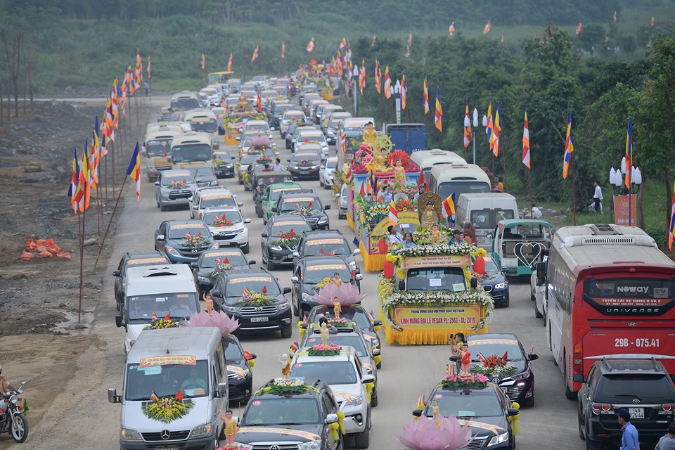 400 xe hoa diễu hành và lễ tắm Phật lớn nhất chào mừng Vesak 2019