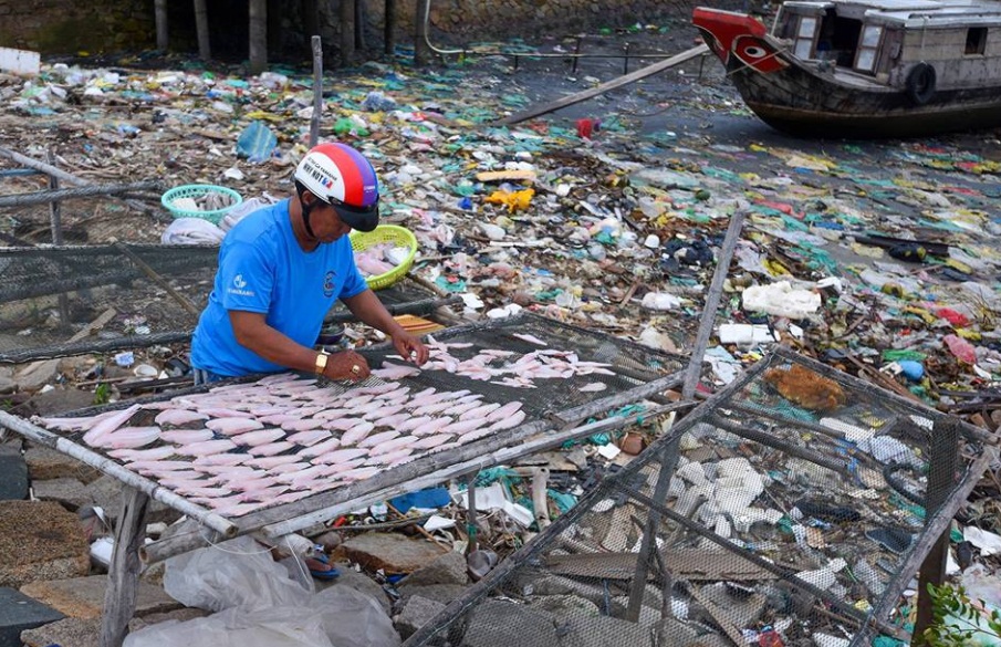 Nhạc sĩ Huy Tuấn, nhiếp ảnh gia Hùng Lekima diễn thuyết về rác thải nhựa