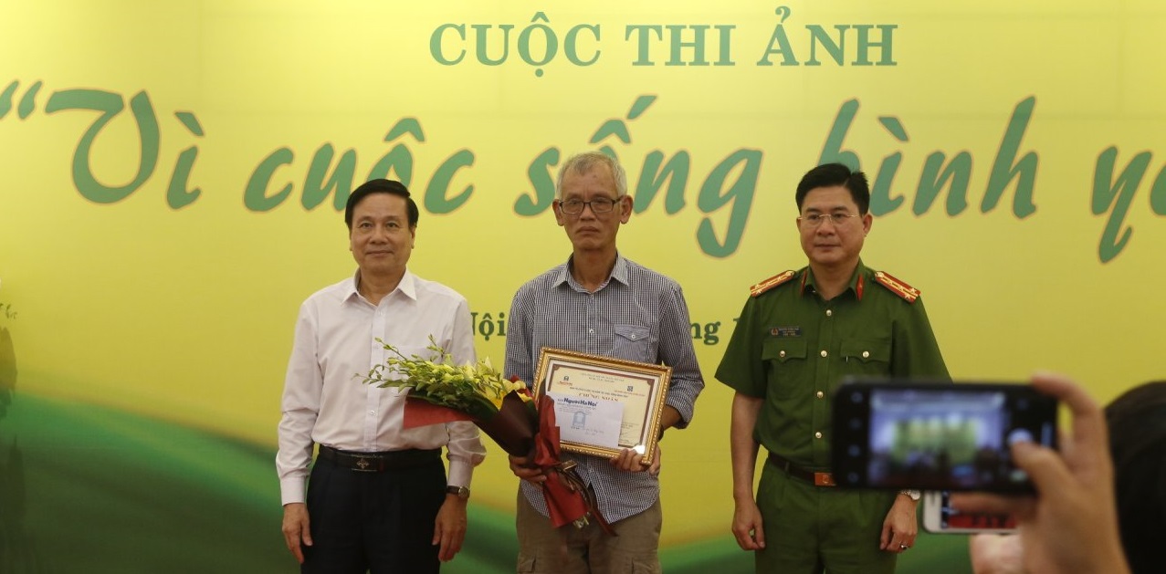 Trao giải cuộc thi ảnh “Vì cuộc sống bình yên”