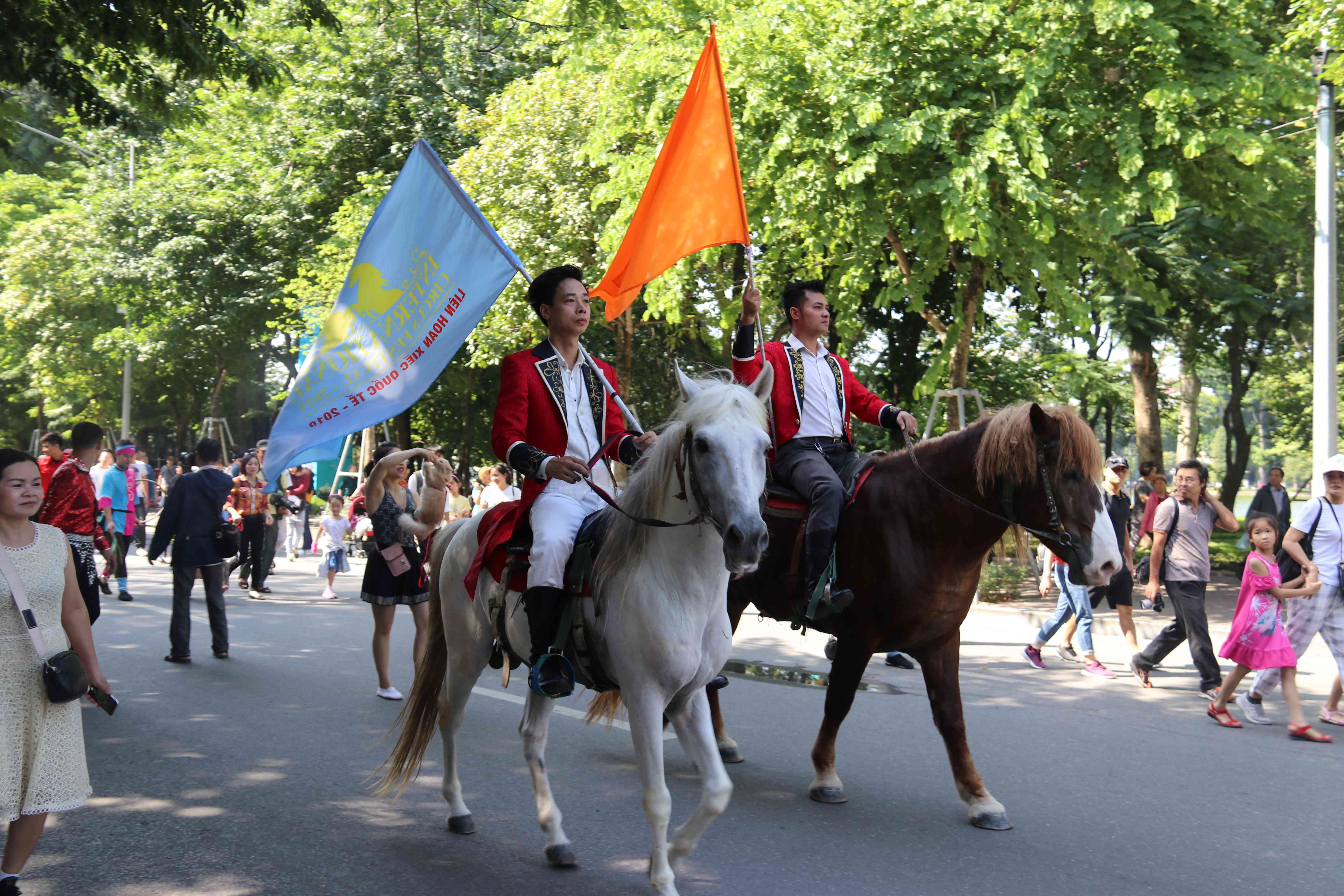 Phố đi bộ Hồ Gươm sôi động cùng 150 nghệ sĩ xiếc