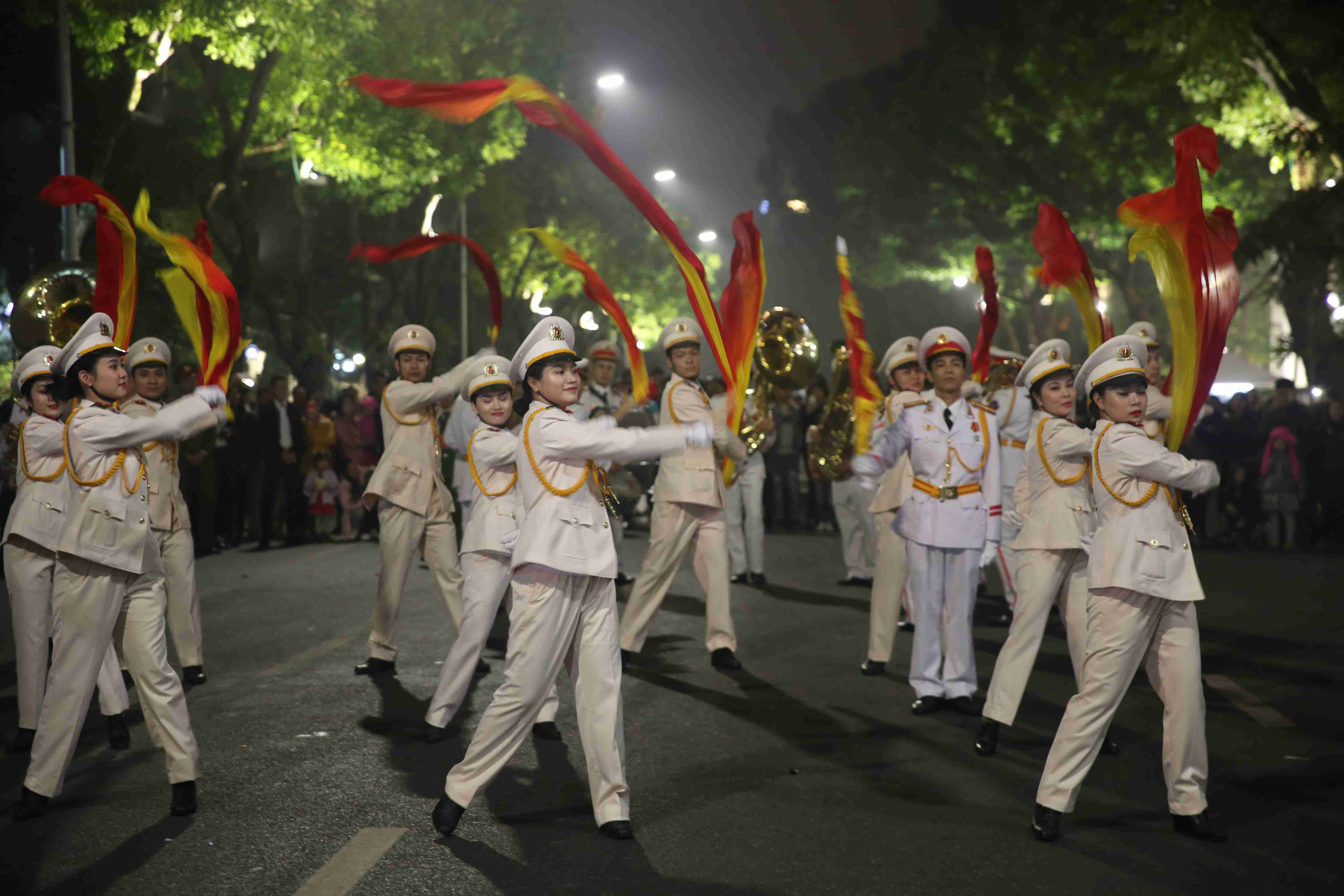 Đoàn Nghi lễ CAND tái xuất trên phố đi bộ Hà Nội 