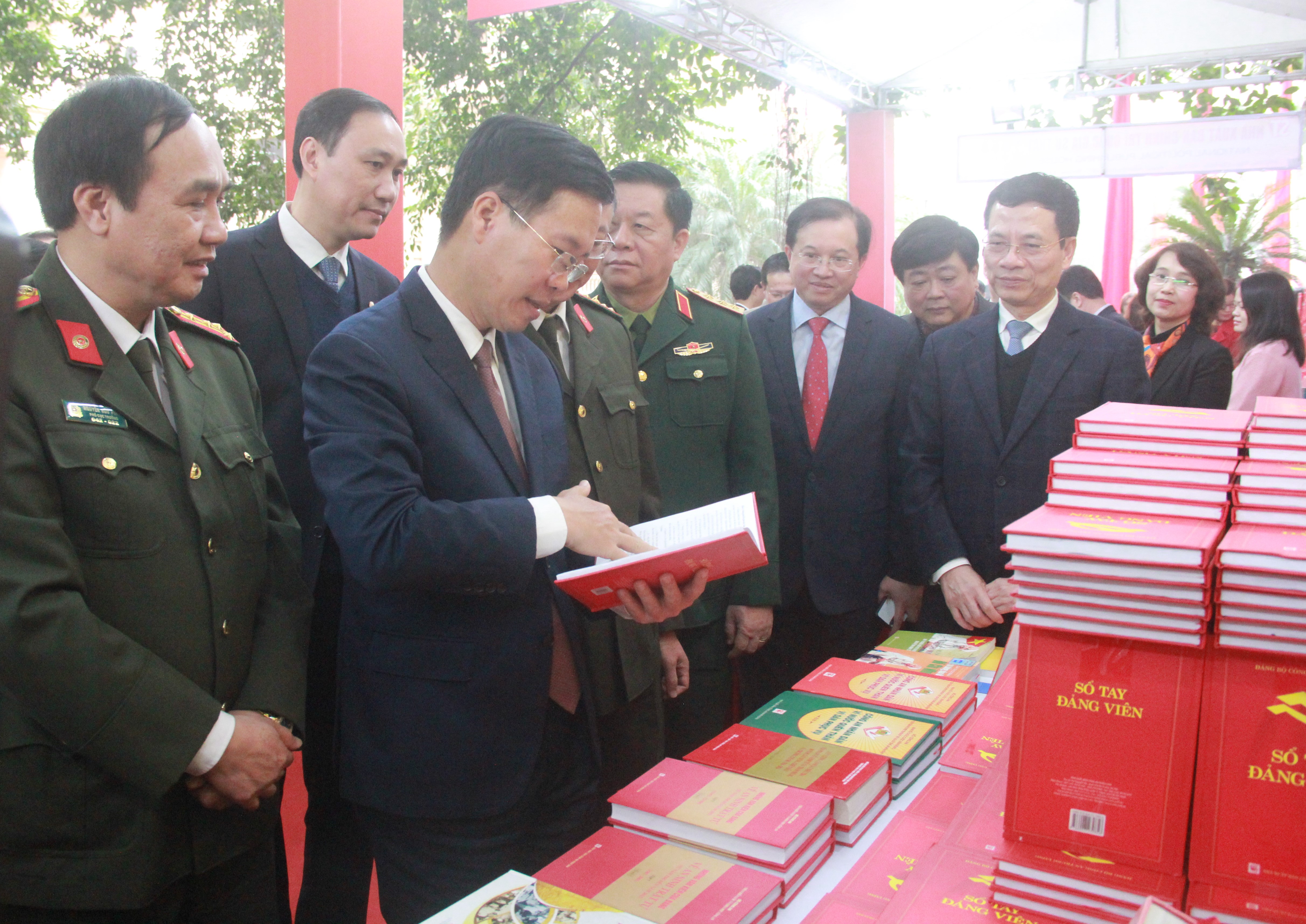 Trưng bày 10.000 cuốn sách về Đảng Cộng sản và Chủ tịch Hồ Chí Minh