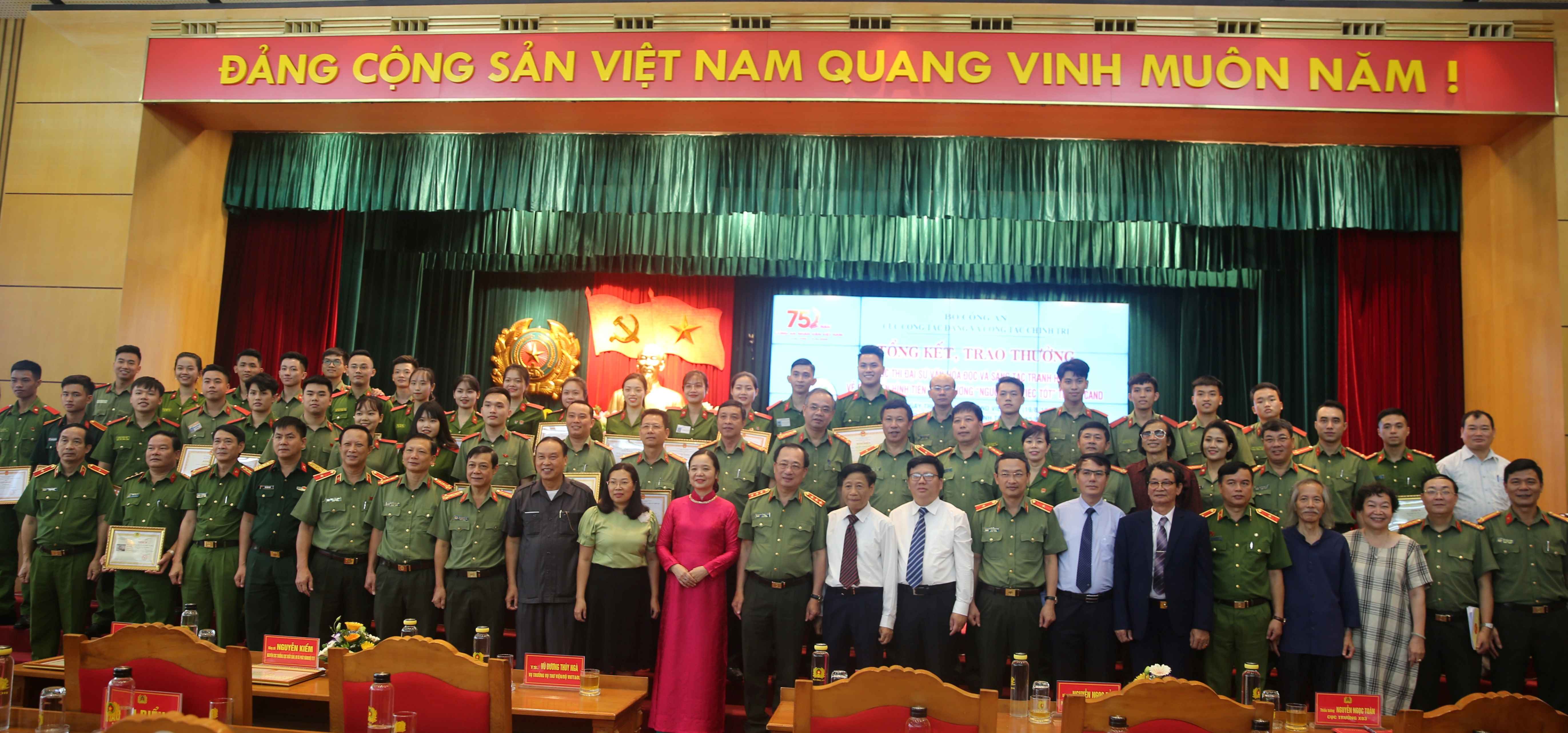 Trao giải cuộc thi Đại sứ Văn hóa đọc và thi sáng tác tranh hội họa về CAND