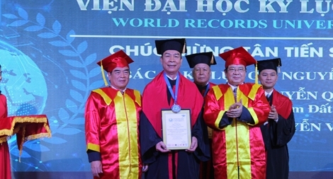 AHLĐ Nguyễn Quang Mâu làm Tiến sĩ danh dự Viện Đại học Kỷ lục Thế giới