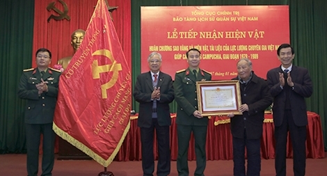 Tiếp nhận hiện vật của chuyên gia Việt Nam giúp Campuchia