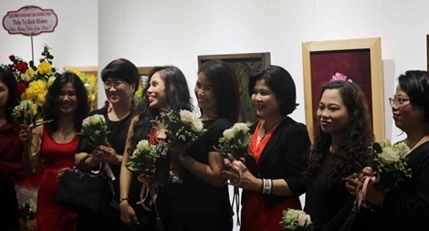 Triển lãm tranh “PLAN C”: Những bông hoa nở muộn tươi tắn…