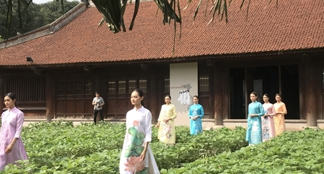 “Thế giới trong áo dài Việt” tại Văn Miếu – Quốc Tử Giám