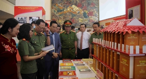 Triển lãm 3.000 cuốn sách về Đảng, Bác Hồ, CAND