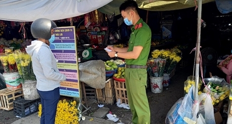 Gần 4.000 hộ dân ở Thừa Thiên- Huế được cấp phiếu để đi chợ