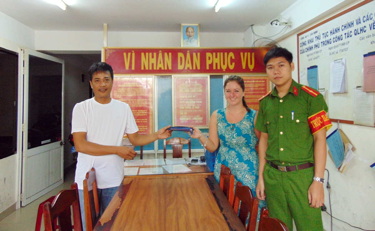 Trao trả tài sản bị đánh rơi cho nữ Cảnh sát xinh đẹp ngoại quốc