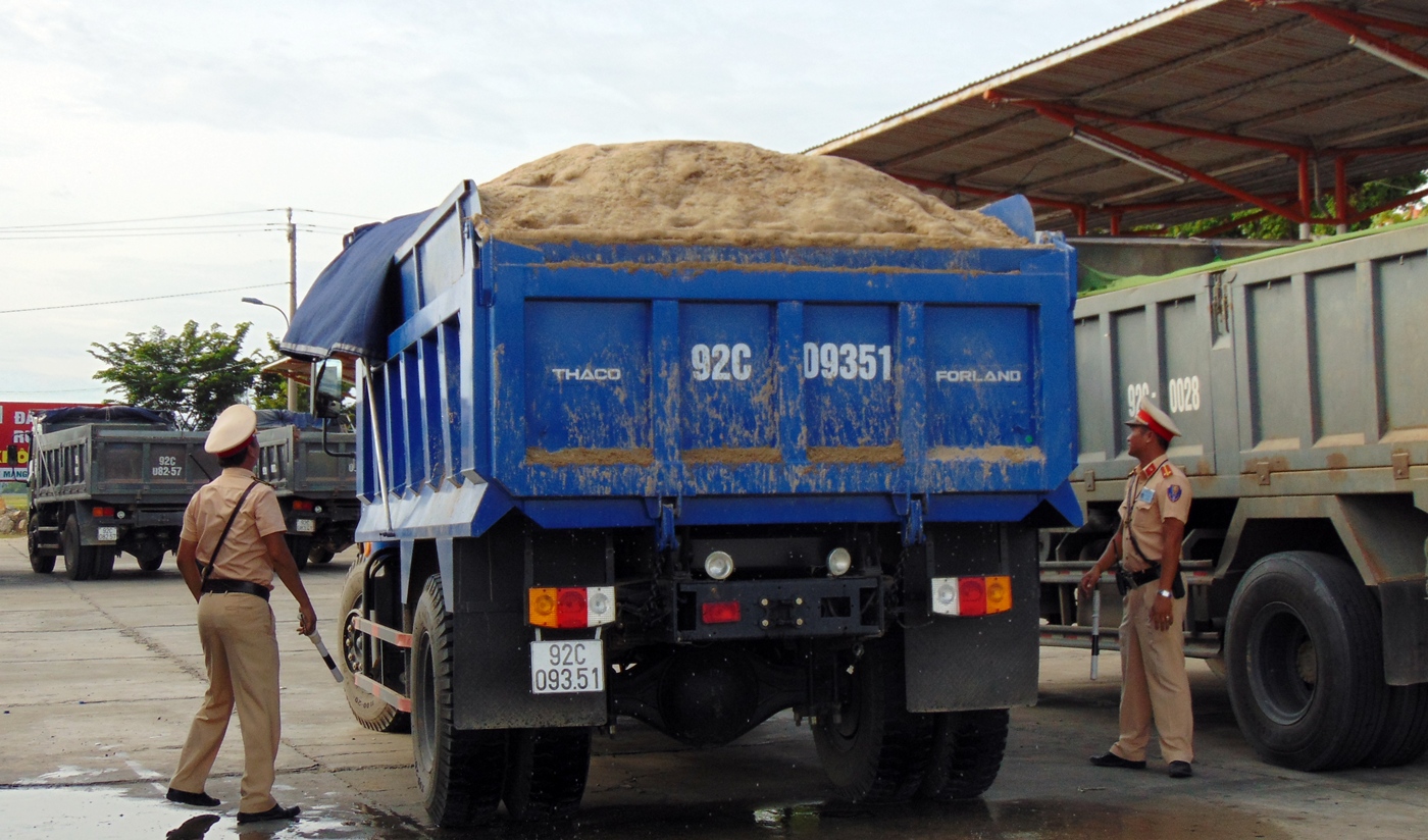 Ra quân xử lý xe quá tải, cơi nới thành thùng xe trốn trạm cân