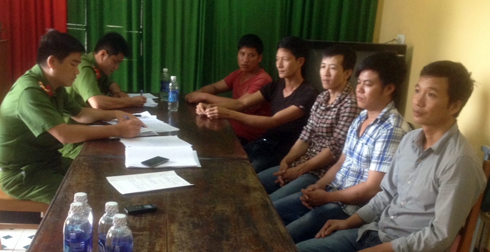 Thêm 5 đối tượng tham gia phá rừng pơ mu ra đầu thú