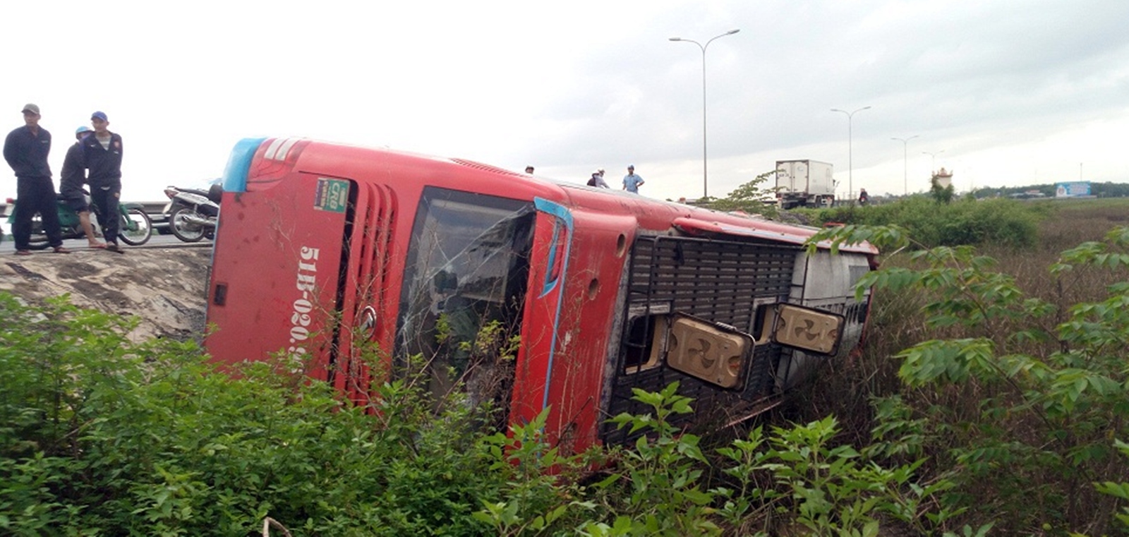 Xe khách mất lái lật nhào trong đêm