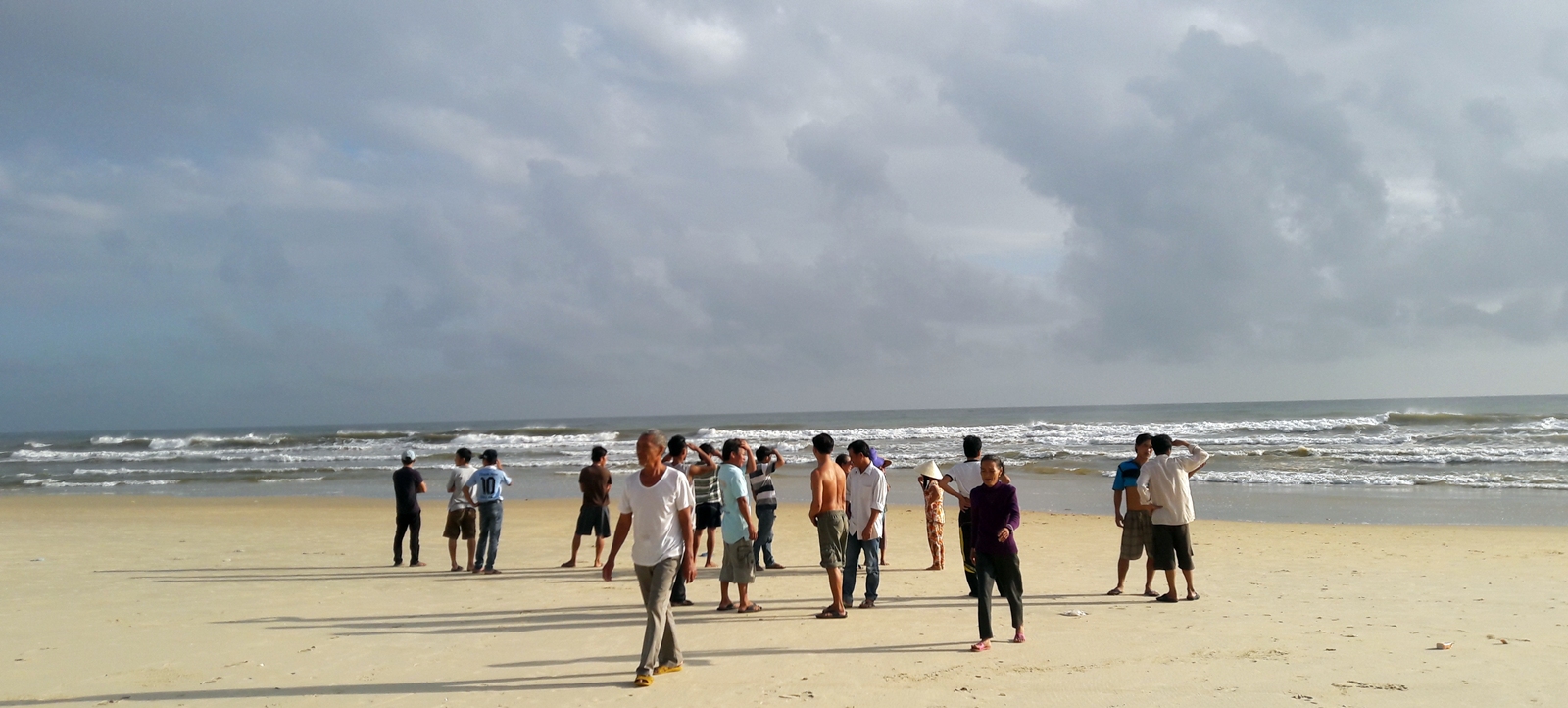 Lật thuyền thúng, 1 ngư dân mất tích trên biển