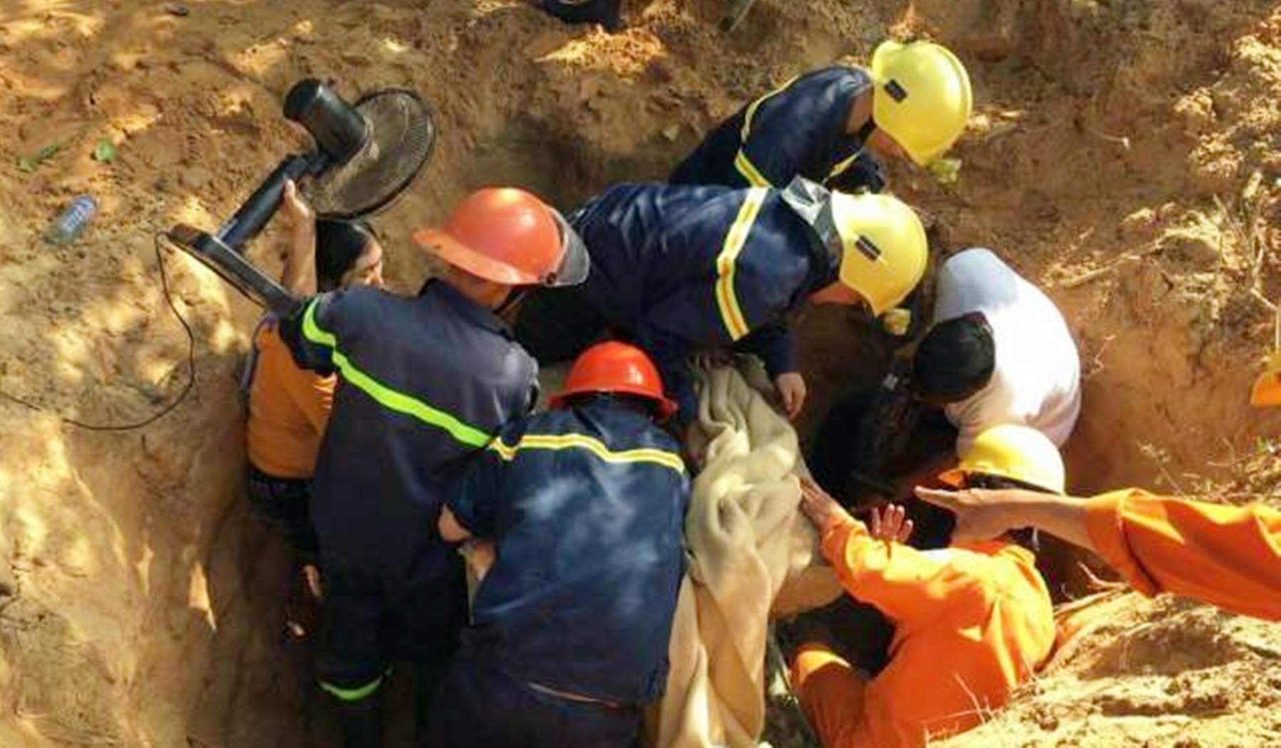 Nghẹt thở cứu bé trai 7 tuổi rơi xuống hố móng cột điện