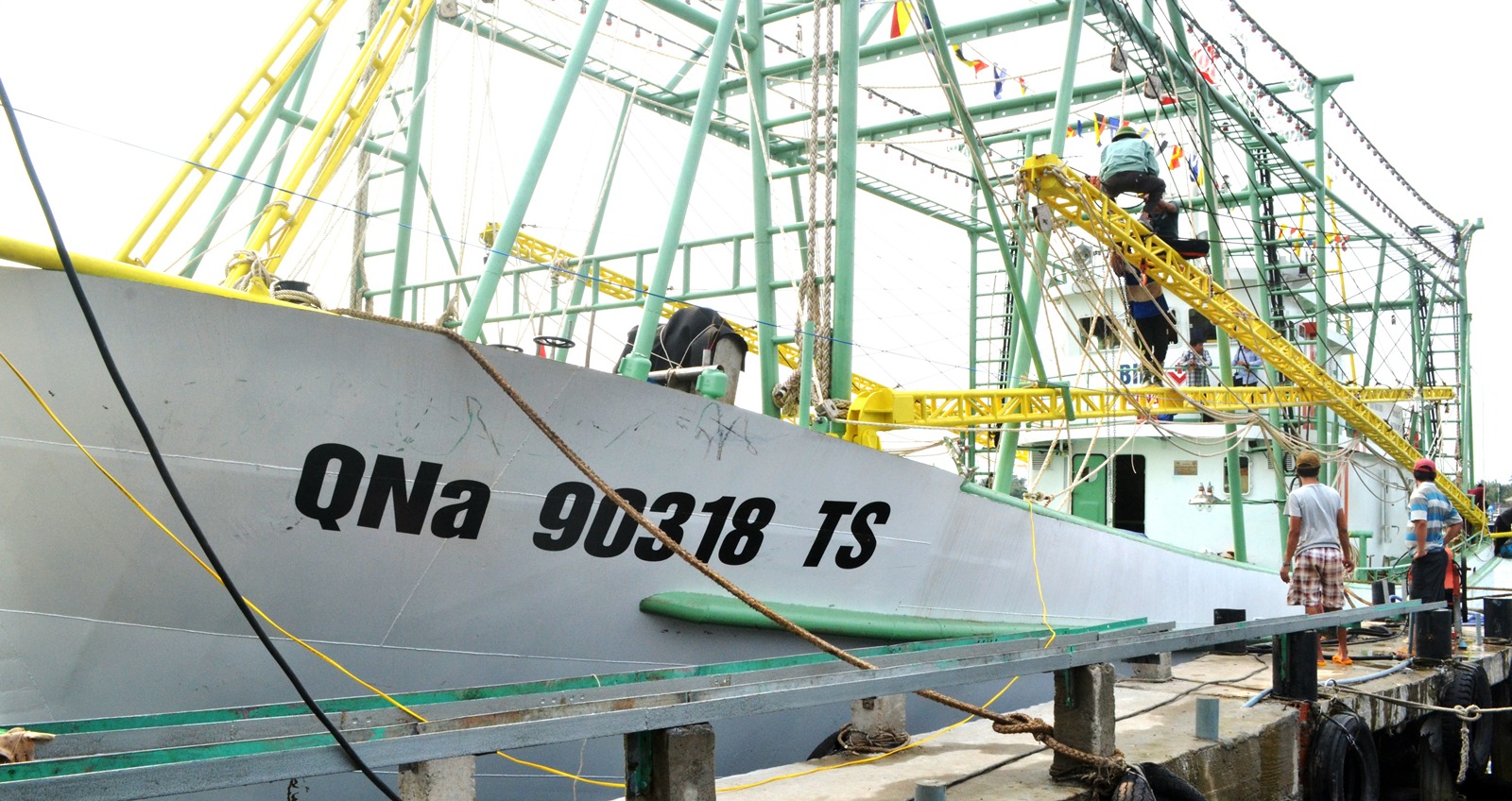 Tiếp tục "tiếp sức" hỗ trợ ngư dân bám biển