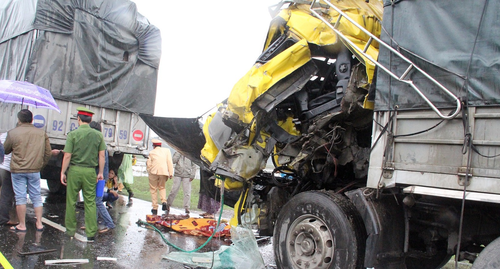 Thắng gấp khi gặp đàn vịt, tai nạn liên hoàn khiến 1 tài xế chết trong cabin