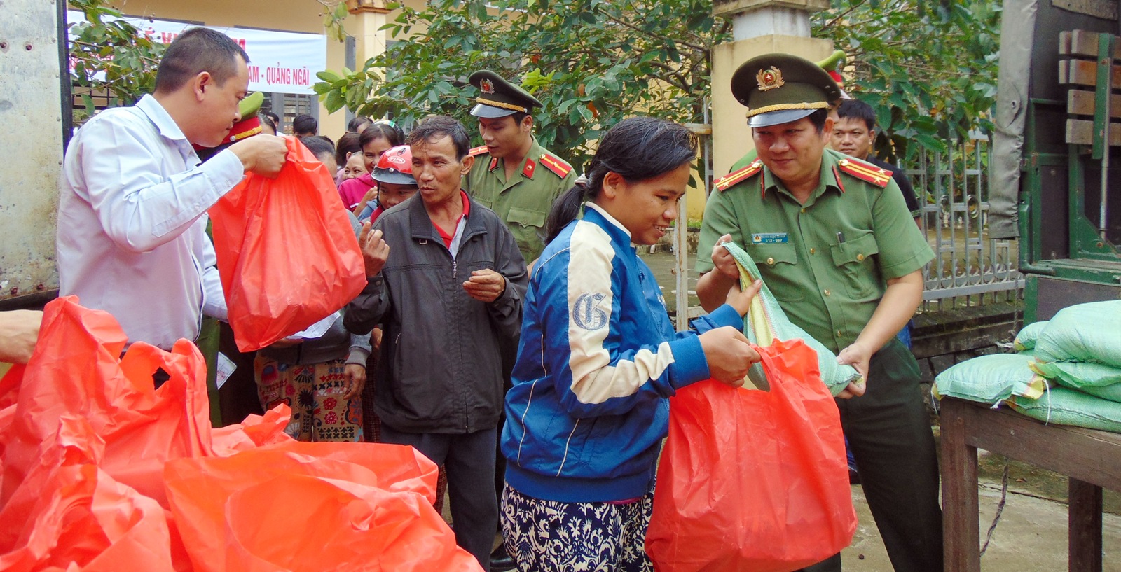 Món quà nghĩa tình của lực lượng CAND về với bà con vùng lũ Quảng Nam