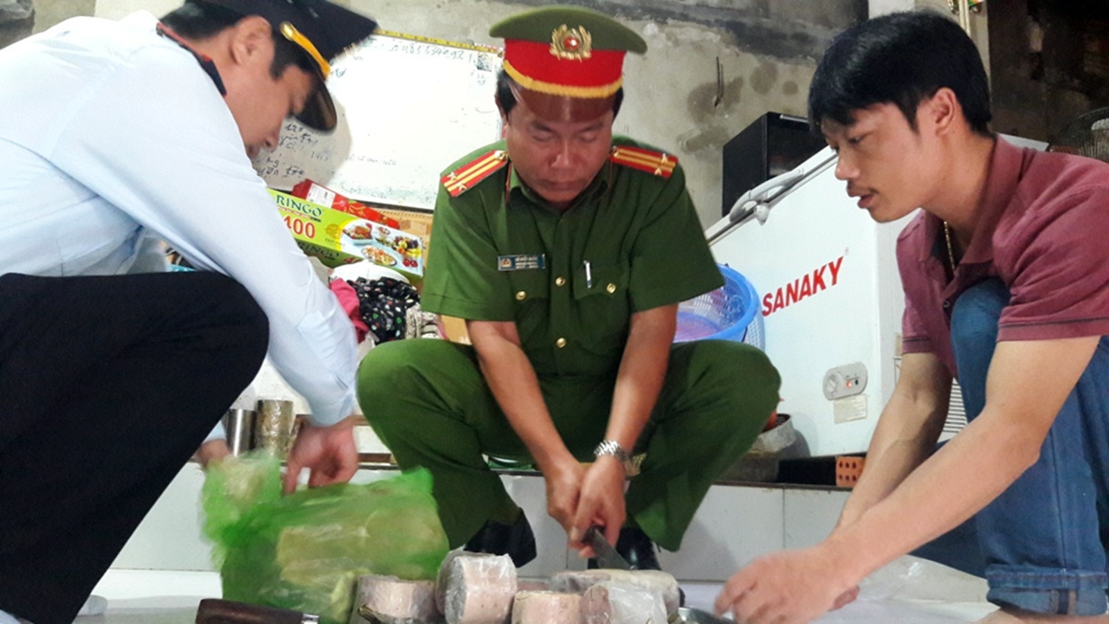 Tiêu hủy chả giò chứa hàn the