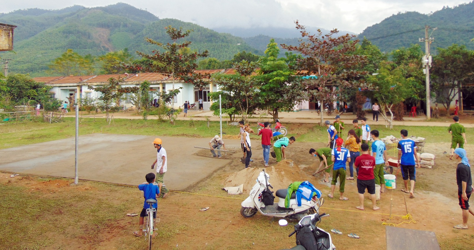 Sức trẻ Trường T52 về với bản làng Cơ Tu