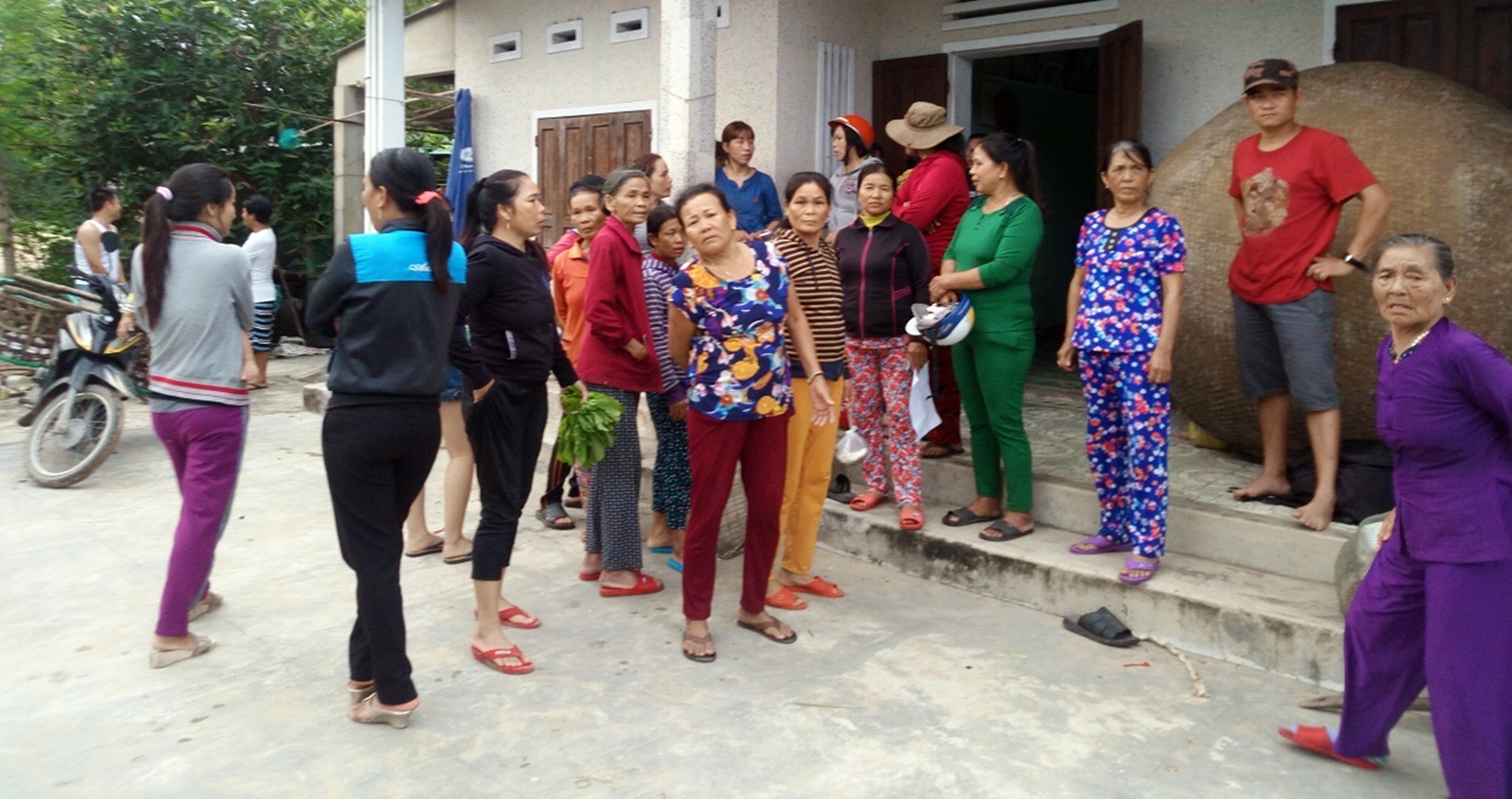 Chủ tiệm tạp hóa bị tố ôm tiền tỷ  “bỏ trốn”