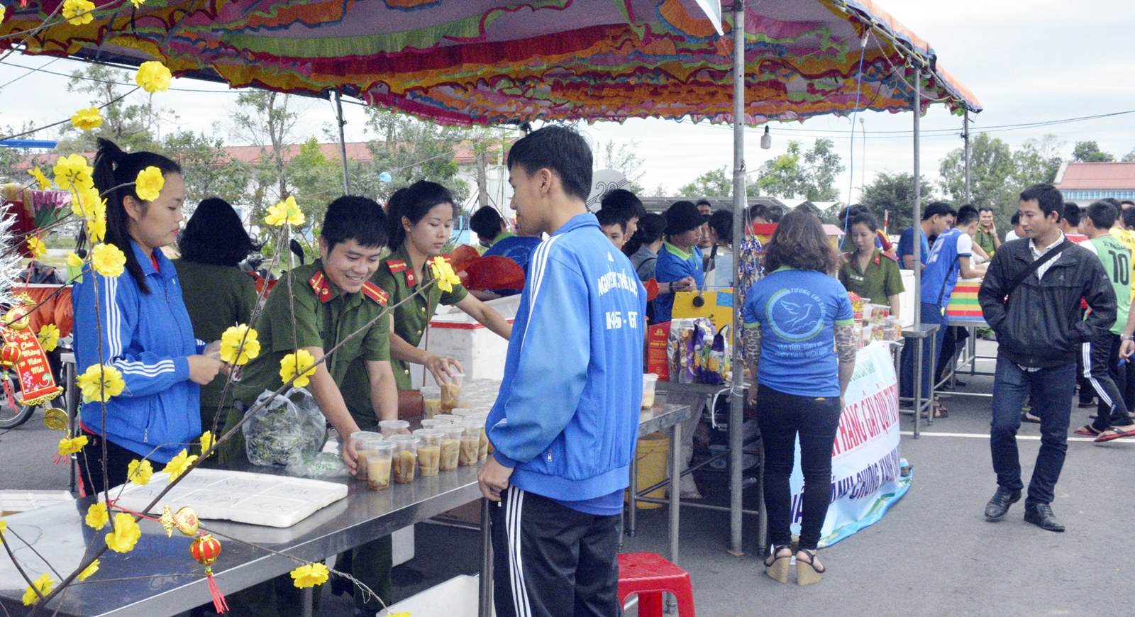 Sôi nổi Hội chợ xuân “Tết vì người nghèo năm 2017”