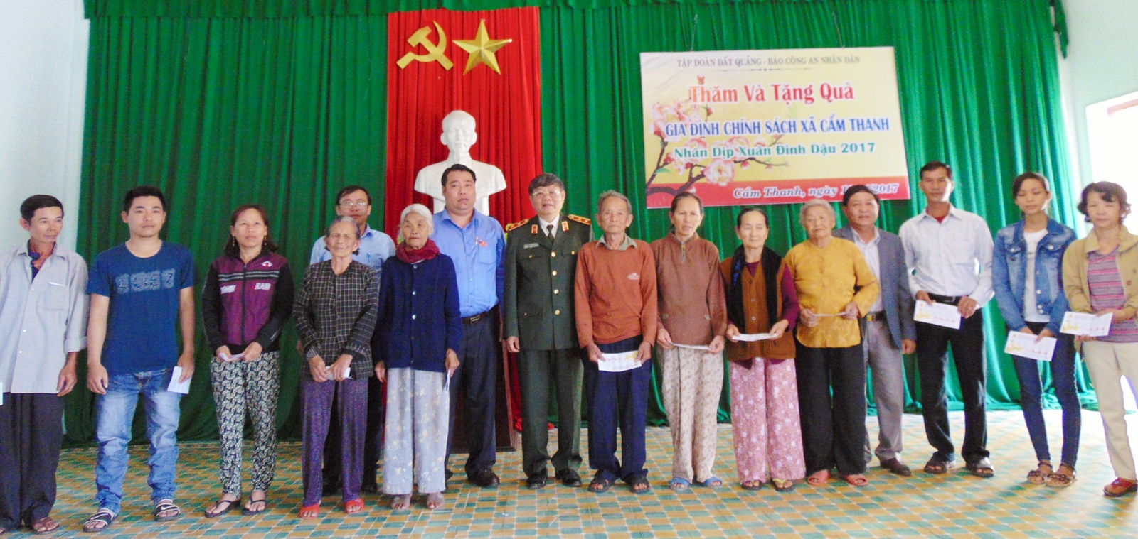 Trao quà hỗ trợ gia đình chính sách khó khăn xã Cẩm Thanh