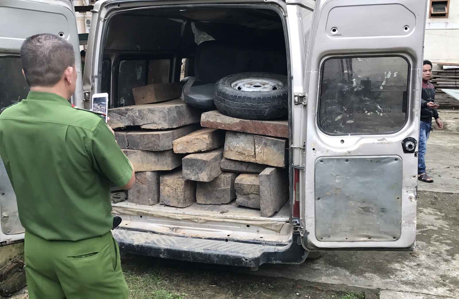 Xe khách 16 chỗ tháo ghế chở gỗ lậu