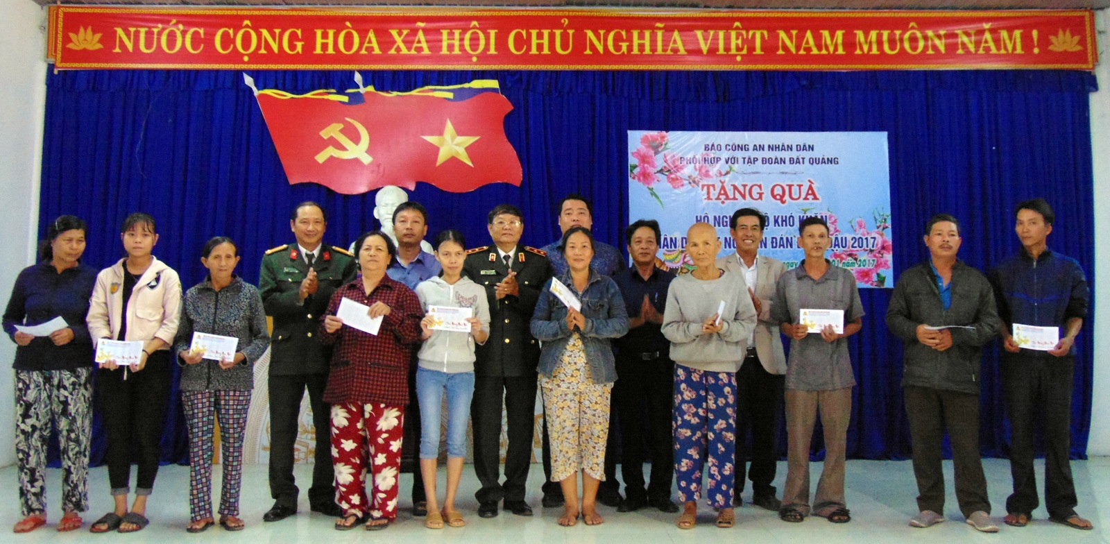 225 suất quà đến với người nghèo, khuyết tật phường Điện Ngọc