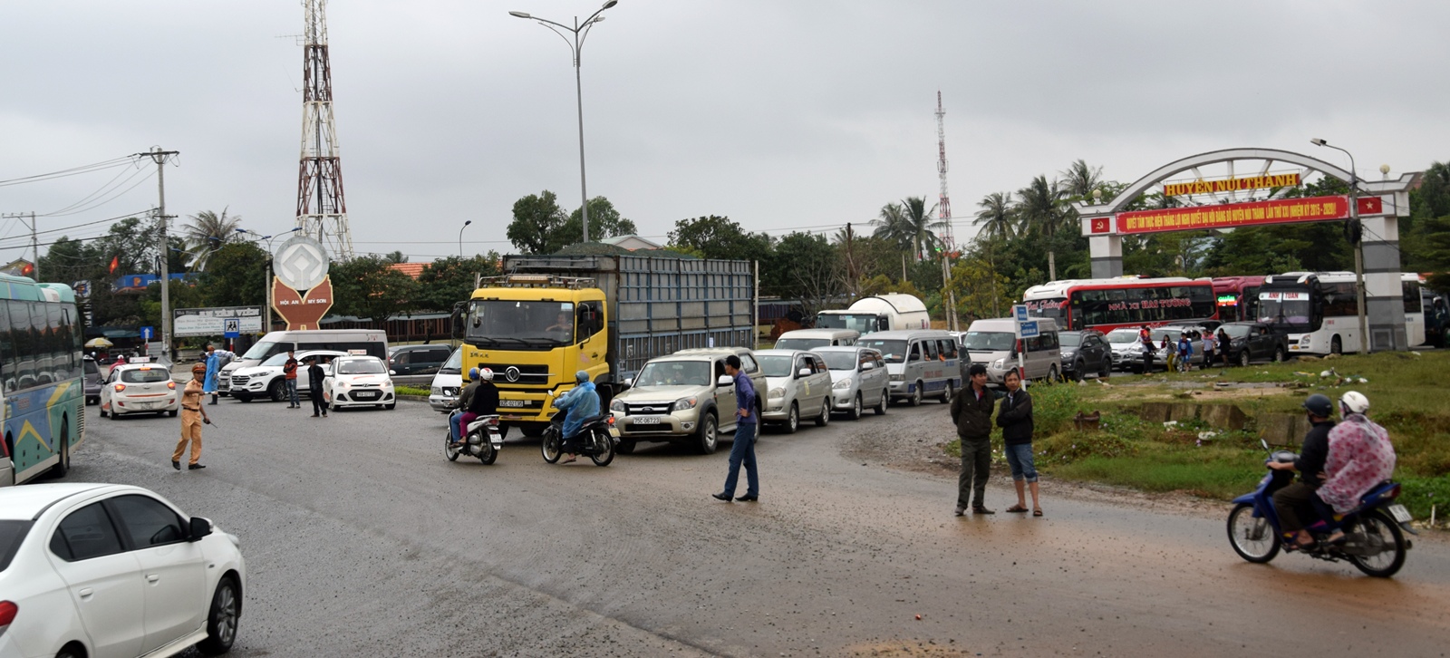 Ùn ứ hàng ngàn phương tiện trên QL1A