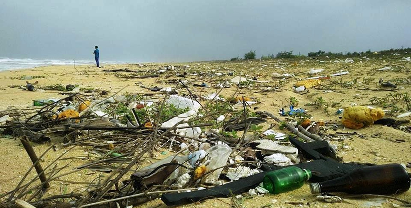 Xử lý dầu vón cục trôi dạt vào bờ biển Quảng Nam