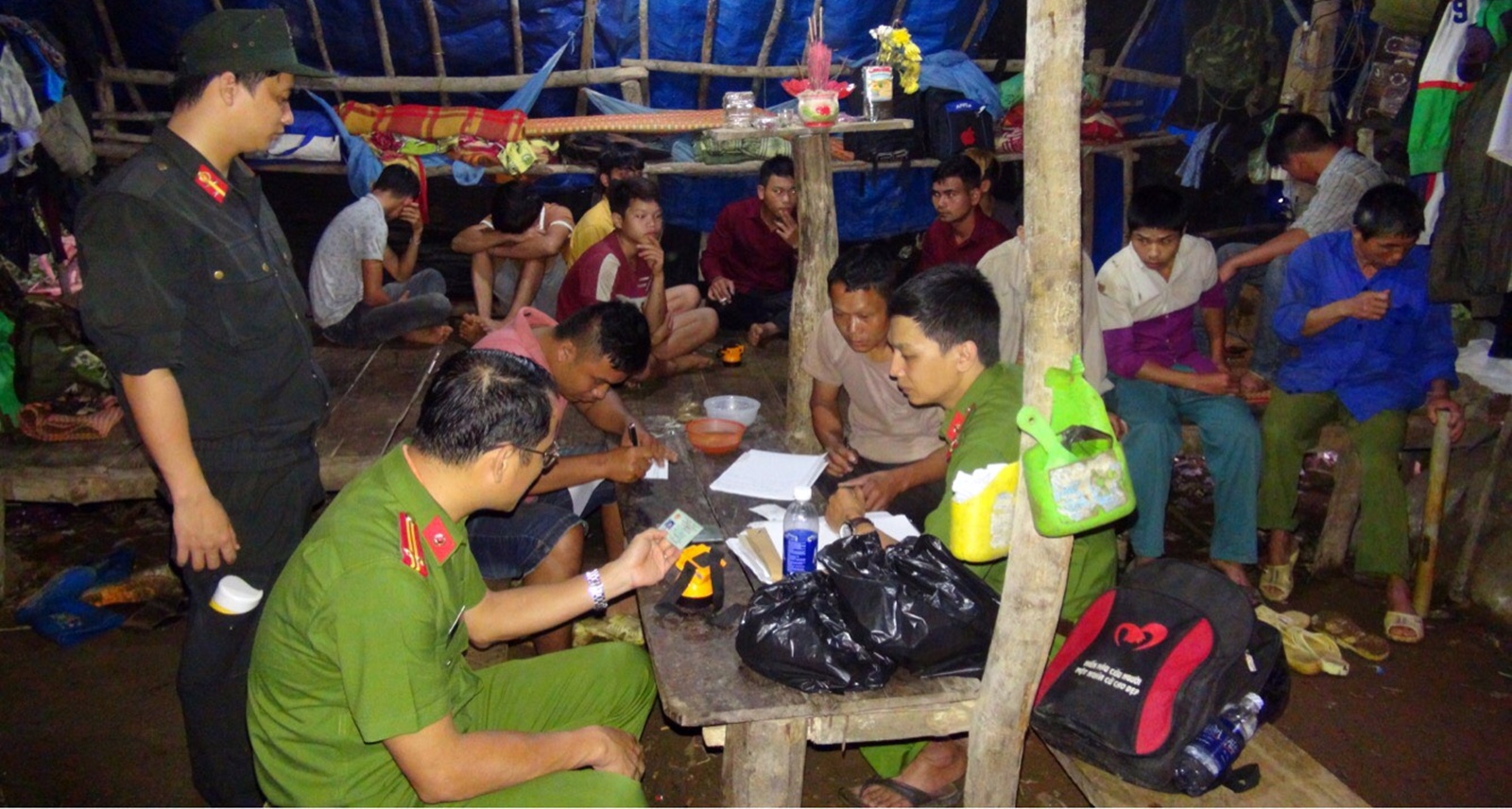 Đẩy đuổi hơn 100 người khai thác vàng trái phép ở Bồng Miêu