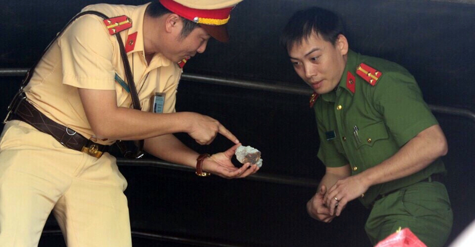 Phát hiện xe tải chở 4,5 tấn quặng  có màu óng ánh ra Hà Nội