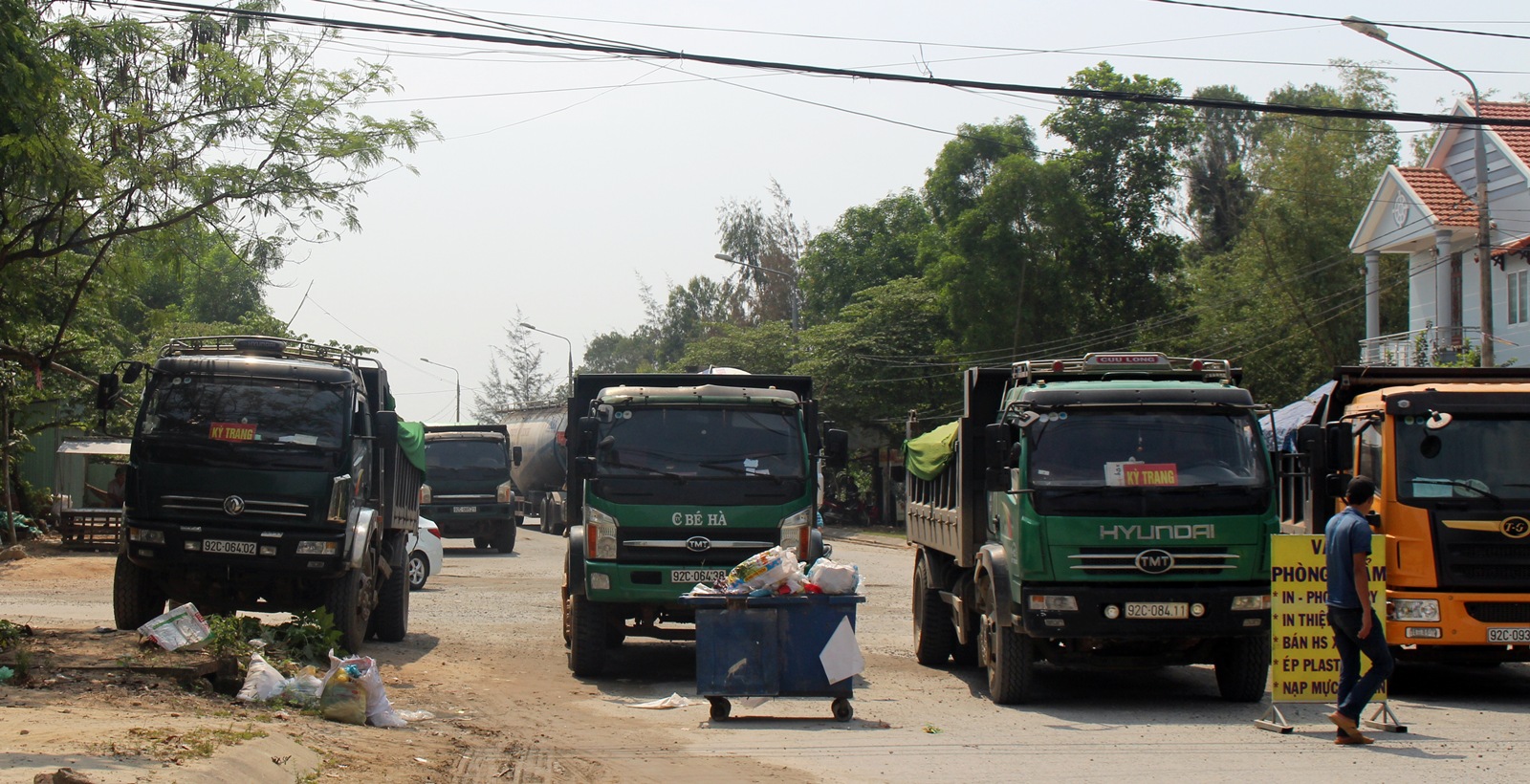 Người dân bức xúc chặn xe tải chở đất gây ô nhiễm
