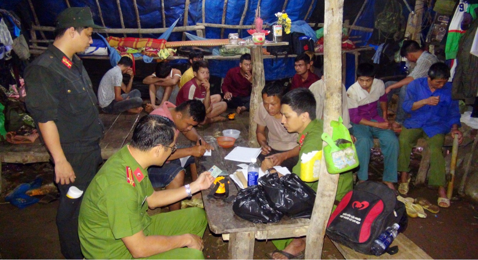 Hai vợ chồng đi đào vàng, chồng bị sập hầm tử vong