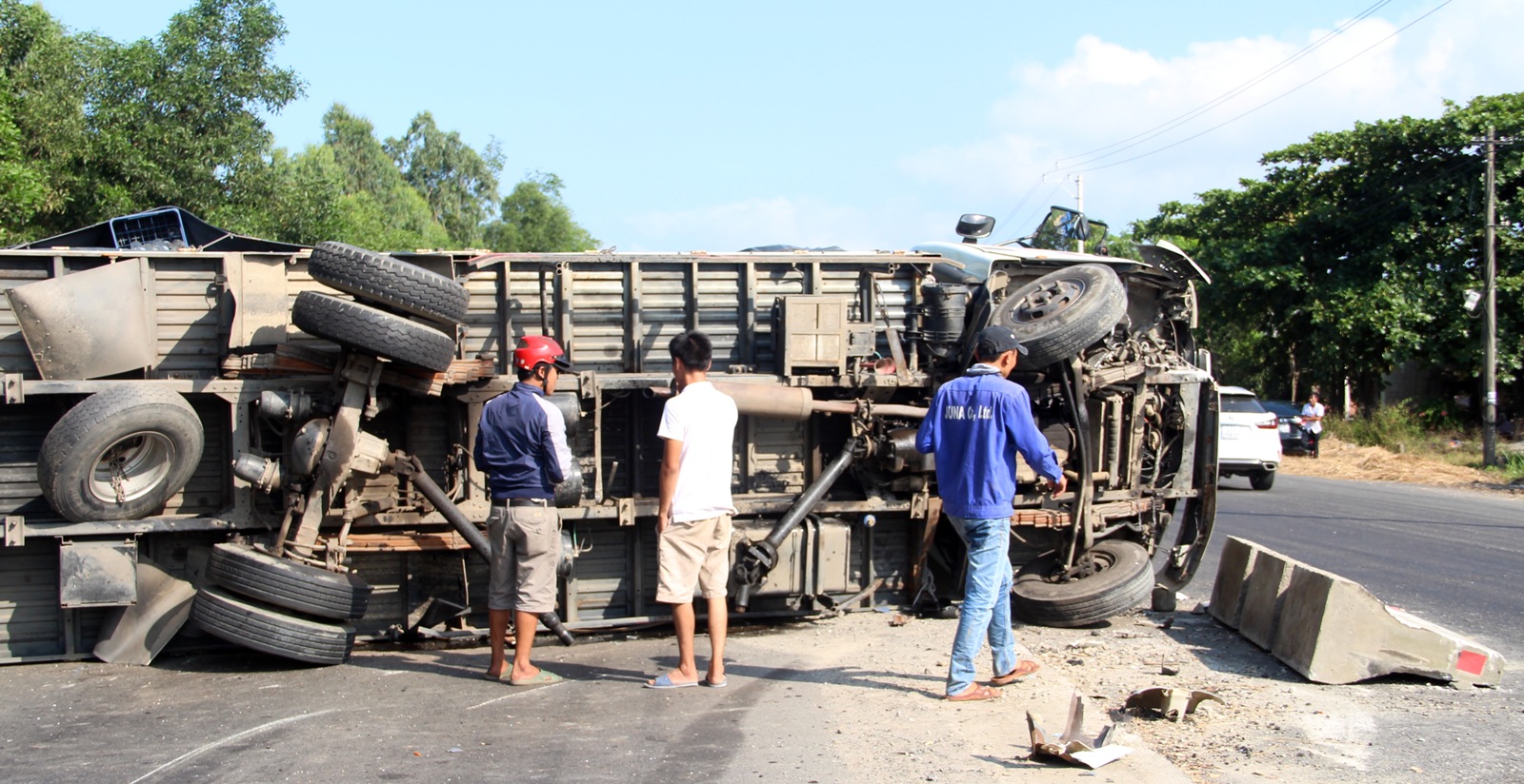 Tài xế may mắn thoát nạn sau khi 2 xe tải đối đầu trên quốc lộ