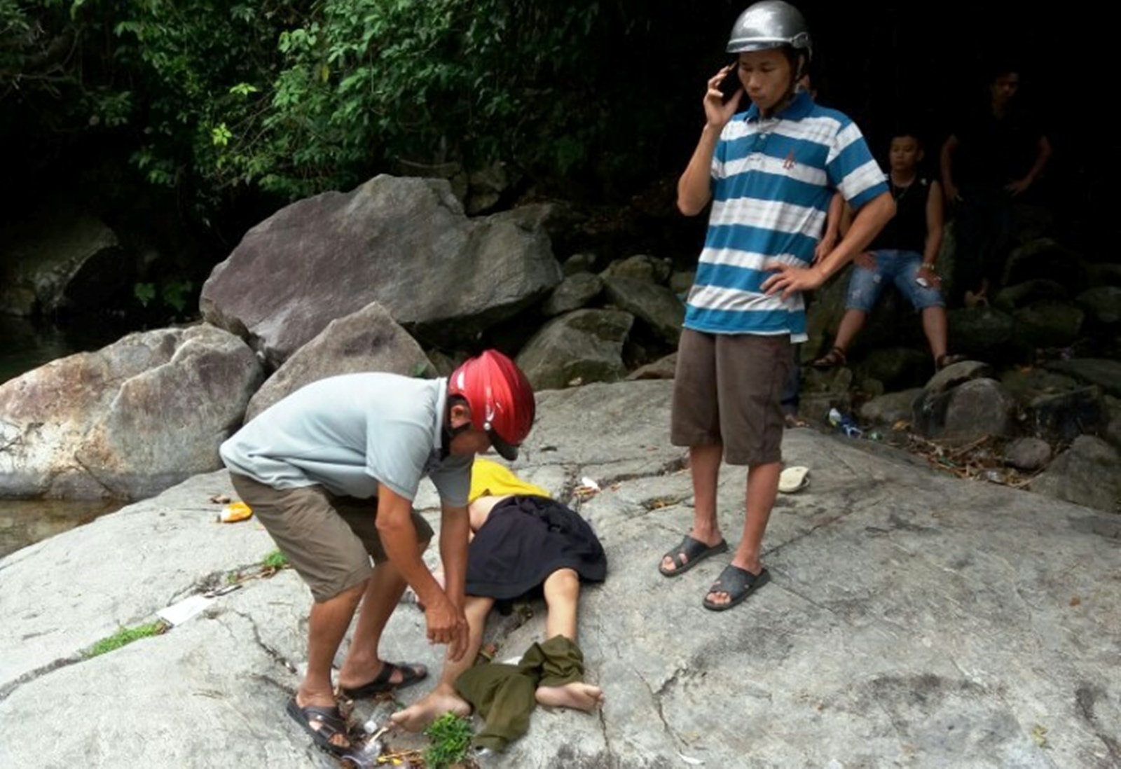 2 thiếu niên đuối nước thương tâm