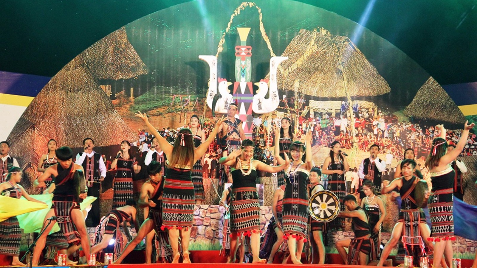 500 nghệ nhân đồng bào thiểu số tham gia nghi thức dựng cây Nêu và giao lưu văn hóa