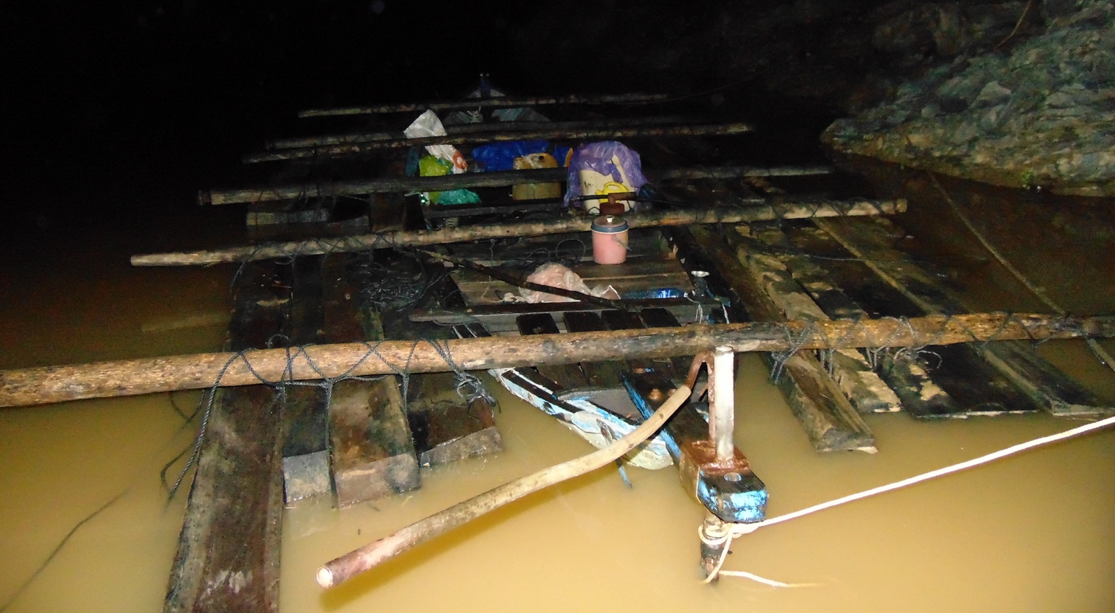 Bắt 2 ghe vận chuyển gỗ lậu trên thượng nguồn sông Thu Bồn